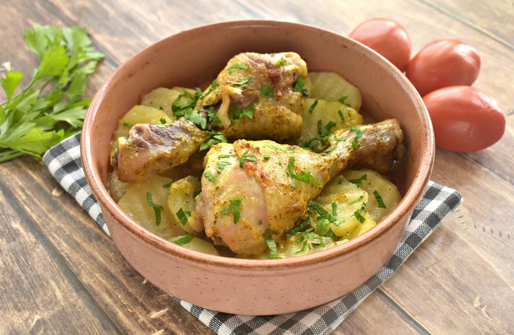 Простой рецепт куриных голеней запеченных с картофелем в духовке