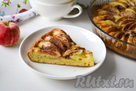 Достаньте готовую выпечку из духовки, дайте остыть в форме. А затем мягкий, вкусный, ароматный яблочный пирог, замешанный на сметане, можно нарезать на кусочки и подавать к столу.