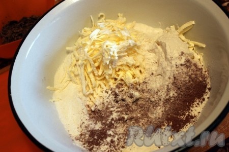 Для приготовления теста-крошки тёртый маргарин нужно размешать с мукой, сахаром, разрыхлителем и какао.