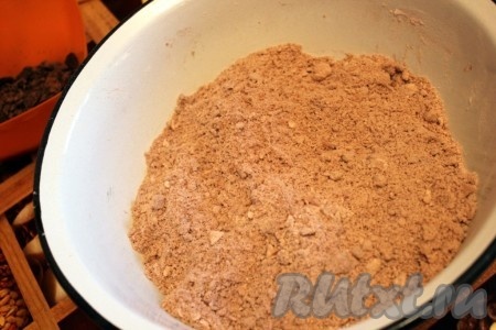 Для приготовления теста-крошки тёртый маргарин нужно размешать с мукой, сахаром, разрыхлителем и какао.