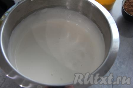 Взбить яйца с сахаром миксером в течение 5-7 минут (до получения пышной и светлой массы).