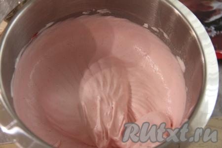 Влить желатиновую массу в белково-ягодную массу и взбить миксером в течение 1 минуты. Масса для суфле получится воздушной и нежной.