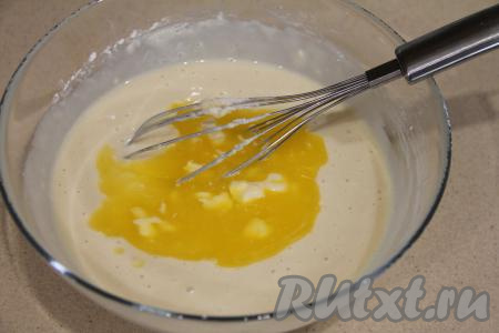 Сливочное масло растопить, дать ему немного остыть и влить в тесто, перемешать. Тесто для венских вафель должно получиться в меру густым.