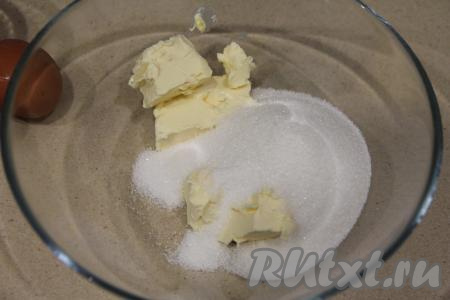 Сливочное масло комнатной температуры выложить в миску, в которой удобно будет взбивать миксером, добавить сахар и соль.
