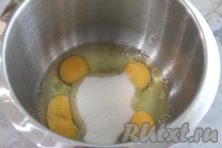 В чашу миксера вбить яйца, всыпать сахар и соль.