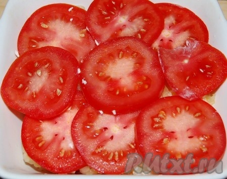 Поверх лука снова уложить слой помидоров, посолить по вкусу и отправить форму в разогретую духовку на 30 минут при температуре 200 градусов.
