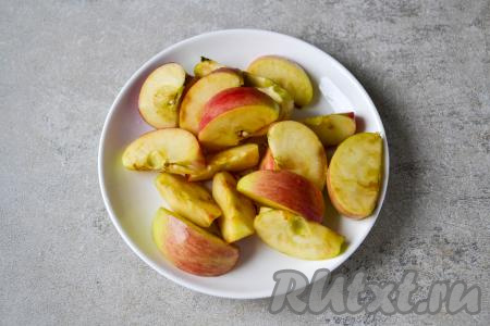 Вымытые яблоки разрежьте на 4 части, после этого удалите семенную коробочку. Нарежьте яблоки на дольки толщиной до 1 сантиметра.