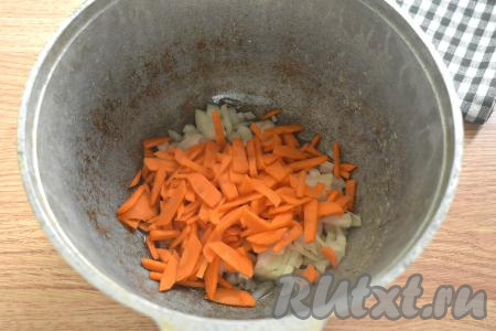 Сразу же добавляем морковь, нарезанную на тонкие брусочки, перемешиваем.