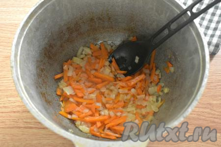 Обжариваем овощи на среднем огне 5-6 минут (до мягкости моркови), иногда помешивая.