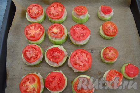 Острым ножом нарезать помидоры на тонкие кружочки (примерная толщина кружочков 2-3 миллиметра). Разложить кружочки помидоров поверх фарша, слегка подсолить.