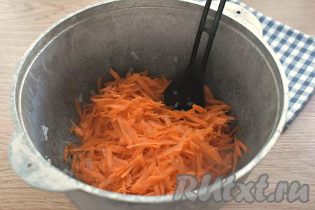 К обжаренному луку выкладываем морковку, перемешиваем, обжариваем 4-5 минут, не забывая периодически овощи перемешивать.