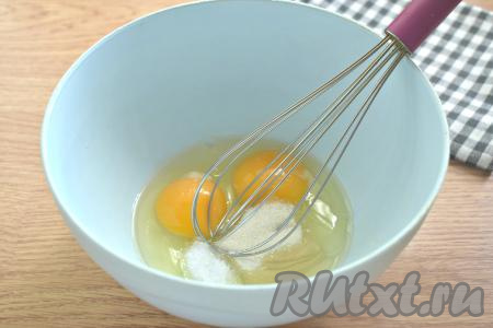 Яйца разбиваем в объёмную миску, всыпаем к ним сахар и соль, взбиваем венчиком (или миксером) до однородности.