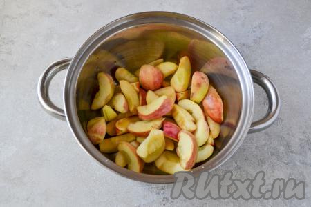 Яблоки тщательно вымойте, разрежьте на дольки, удалите семенные коробочки, кожуру я срезать не стала. 300 грамм подготовленных яблок сложите в кастрюлю.
