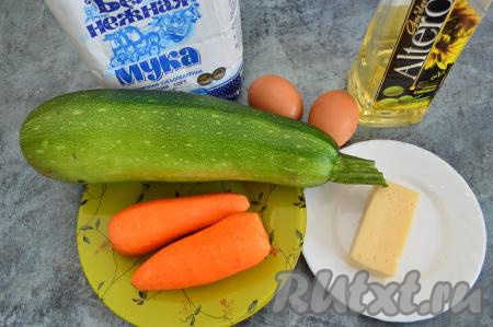 Подготовить продукты для приготовления оладий из кабачков с морковью и сыром. Сыр можно взять твёрдых или полутвёрдых сортов. Морковь очистить и промыть.