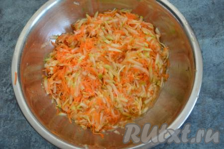Всыпать к морковке и кабачку половину чайной ложки соли, перемешать и оставить на 10 минут. За это время овощи выделят сок, который необходимо отжать (я отжимаю, беря частями овощи в руку).