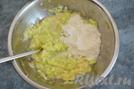 Перемешать кабачки с капустой и яйцами до однородности, затем всыпать половину муки. Вмешать полностью муку в тесто.