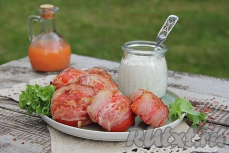 Аппетитные, вкусные помидоры в беконе аккуратно переложить с решётки мангала на тарелку и сразу подать к столу.