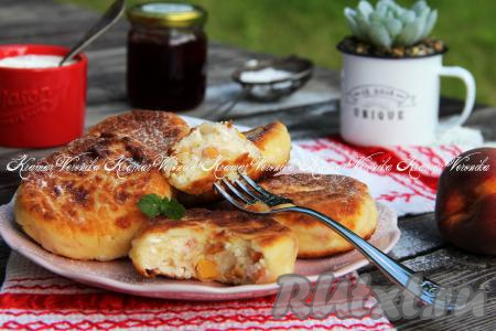 Вкусные, воздушные, аппетитные сырники с персиками подавайте к столу тёплыми.
