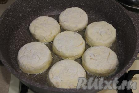В сковороду влить растительное масло, хорошо разогреть, затем выложить сырники.