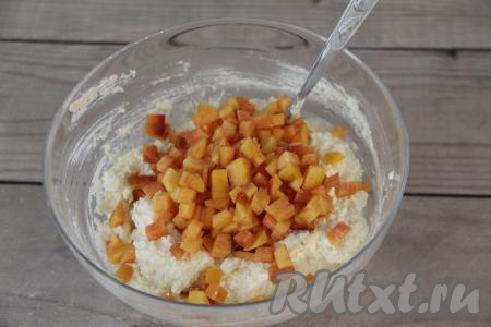 Персик нарезать на мелкие кубики и добавить в творожное тесто.