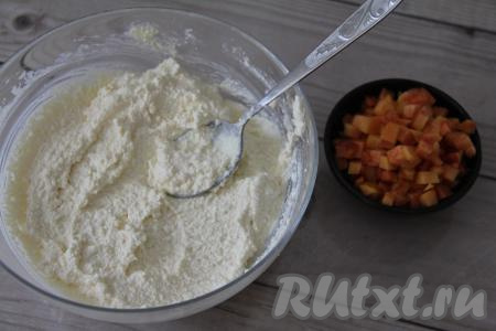 Перемешать творожное тесто для сырников и оставить для набухания манки на 15-20 минут.
