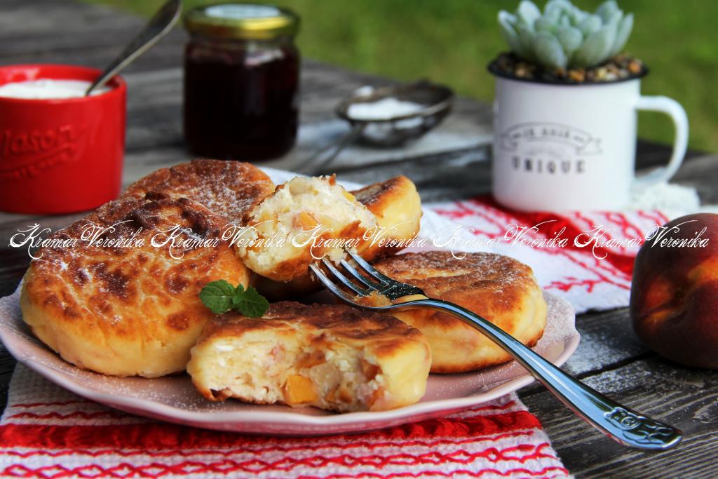 Пп сырники с персиком, яблоком и изюмом