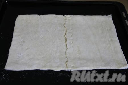 Переложить слегка раскатанное тесто на противень, застеленный тефлоновым ковриком (или пекарской бумагой).