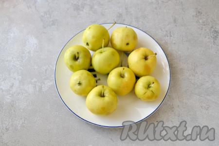 Тщательно вымойте яблоки и мяту. Мелкие яблочки можно консервировать целиком, а крупные - разрежьте на дольки и удалите семенную коробочку. 