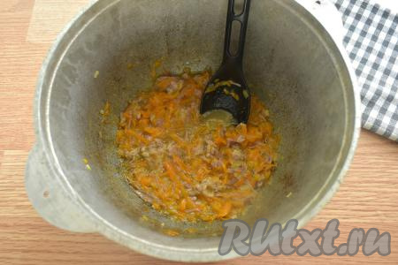 Обжариваем тушёнку с морковкой и луком 5 минут, иногда помешивая.