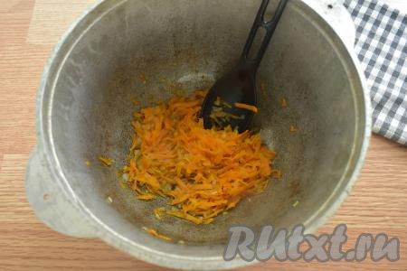 Готовить пшеничную кашу можно в казане, глубокой сковороде, сотейнике или кастрюле с толстым дном. Я выбрала казан. Наливаем в казан растительное масло, разогреваем его в течение минуты, выкладываем морковку с луком и обжариваем их на среднем огне, периодически перемешивая, минут 5-6 (до мягкости моркови).