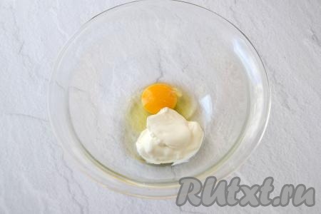 В объёмную миску разбейте яйцо, добавьте сметану.