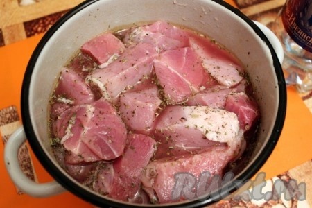 Затем залейте свинину для шашлыка минералкой и перемешайте.
