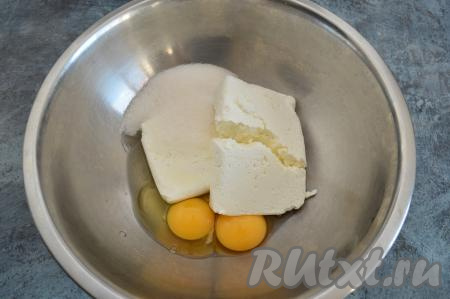 Творог выложить в миску, добавить сырые яйца и сахар.