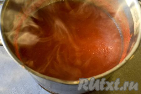 Проварите томатно-яблочную соус после закипания 10 минут. Соус получается достаточно густым. Если хотите сделать его ещё более густым, тогда варите ещё 10-15 минут. Снимите кастрюлю с огня, влейте уксус, перемешайте.