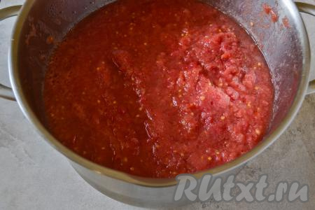 Помидоры вымойте, разрежьте на дольки, удаляя плодоножку, а затем прокрутите на мясорубке в кастрюлю, в которой будете варить томатно-яблочный соус. Накройте кастрюлю крышкой и оставьте томатную массу в прохладном месте на 5-6 часов (можно оставить и на ночь).