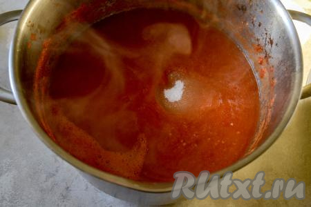 Снимите кастрюлю с огня и погружным блендером измельчите томатно-яблочную массу до однородности. Всыпьте в кастрюлю сахар, соль, хорошо перемешайте и снова поставьте на огонь.