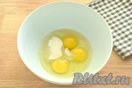 Разбиваем в глубокую миску яйца, всыпаем к ним соль и сахар.