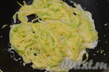 Перемешать кабачковые спагетти с творожным сыром и прогреть до полного расплавления сыра (ориентировочно в течение 1,5 минут).