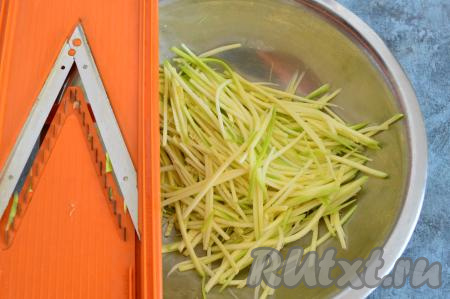 Кабачок хорошо промыть, удалить хвостики и очистить от кожуры. Нарезать кабачок на тёрке для корейской морковки. Получится кабачковая стружка, которая будет внешне напоминать спагетти.