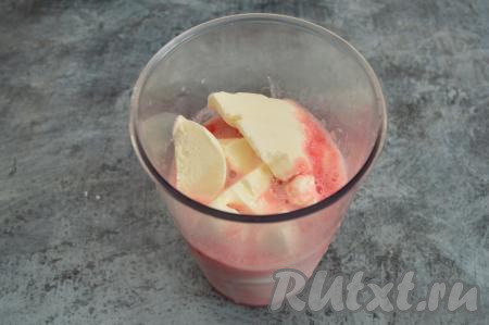 В чашу с арбузным соком влить молоко и выложить кусочки мороженого.