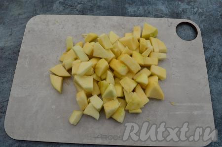 Яблоки очистить от кожуры и нарезать на кубики размером примерно 1 на 2 сантиметра.