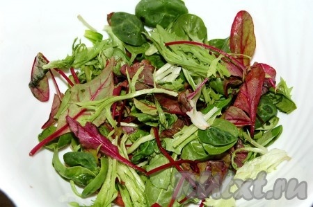 Высушенный салат выложить в миску, в которой будет готовиться салат.
