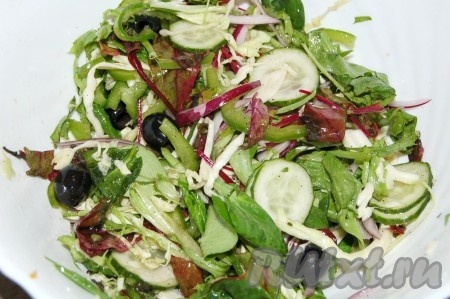 Перемешать овощной салат с оливками.
