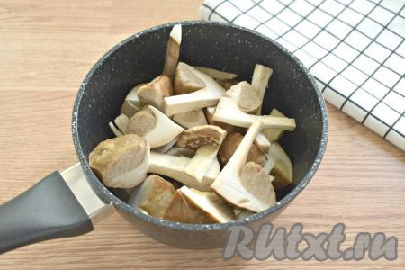 Есть рецепты, в которых подберёзовики обжариваются на сковороде с картошкой в свежем виде, но я предпочитаю грибы предварительно отварить. Свежие подберёзовики перебираем, удаляем червивые. Тщательно промываем грибы под проточной водой. Очищаем ножки. Крупные подберёзовики разрезаем на части. Складываем подготовленные грибы в кастрюлю, заливаем полностью грибочки холодной водой и ставим на огонь. Варим подберёзовики с момента закипания 25 минут, удаляя с поверхности образовавшуюся пену.