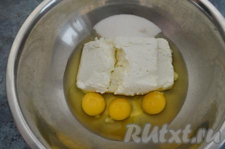Творог выложить в глубокую миску, сразу же добавить сахар и сырые яйца.