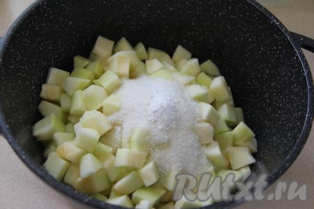 В кастрюлю с кабачками добавить сахар, ванилин и лимонную кислоту.