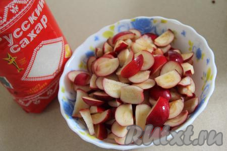 Нарезать яблоки на дольки, удаляя семенные коробочки и семечки. Для приготовления варенья нам потребуется 500 грамм яблочных долек.