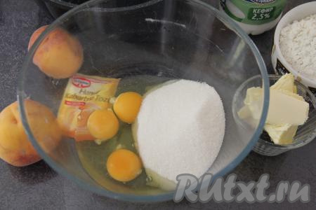В объёмной миске, удобной для взбивания, соединить сахар и яйца, взбить миксером в течение 5 минут на максимальной скорости. 