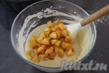 Выложить персики в тесто, перемешать лопаткой.