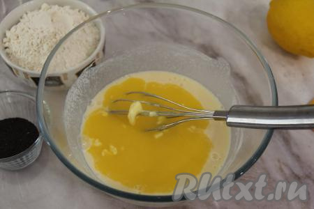 Растопить сливочное масло, дать ему немного остыть, добавить в тесто, перемешать.
